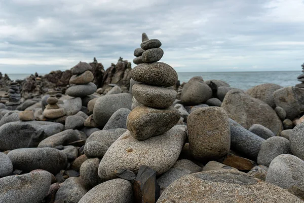Primer Plano Piedras Ásperas Apiladas Una Sobre Otra Costa Pacífica — Foto de Stock