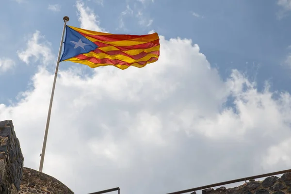 Una Bandiera Della Catalogna Sul Pennone Che Sventola Nel Vento — Foto Stock