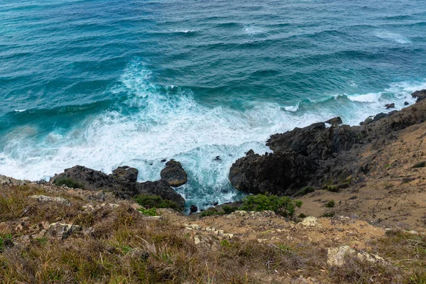 Primer Plano Las Olas Del Mar Precipitándose Costa Rocosa — Foto de Stock