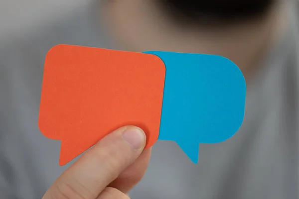 Die Hand Eines Mannes Hält Sprechblasen Aus Papier — Stockfoto