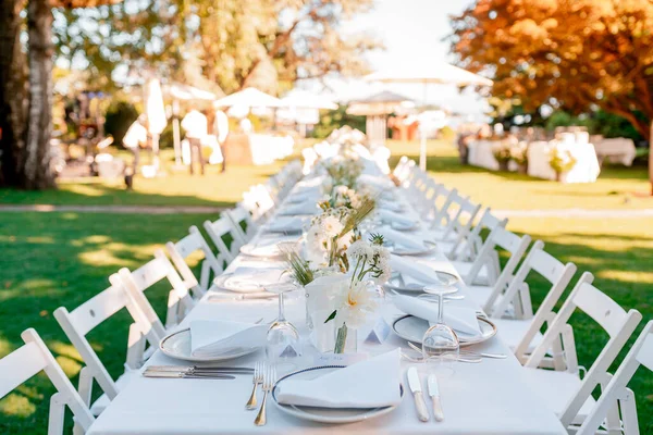 Stylish Wedding Table Decoration Outdoors — Stock Photo, Image