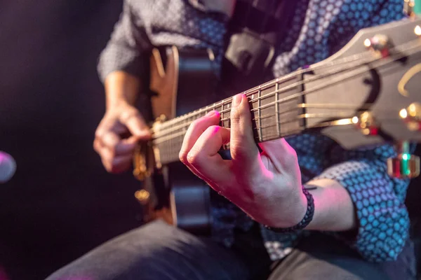 Sahnede Gitar Çalan Desenli Gömlek Giyen Bir Adamın Yakın Çekim — Stok fotoğraf