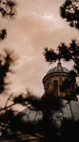 日没の枝から教会の古代のドームの選択 — ストック写真