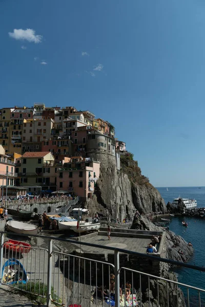 Вертикальный Снимок Cinque Terre Италии Ярким Небом — стоковое фото