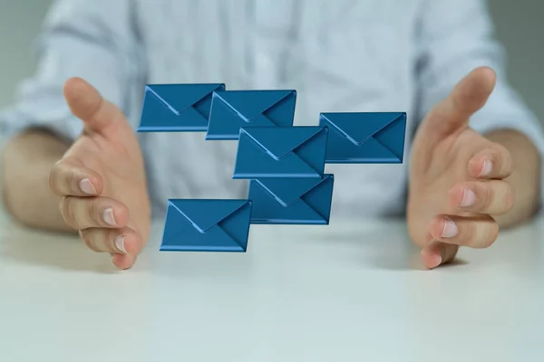 Mãos Segurando Ícones Mensagens Conceito Email Marketing — Fotografia de Stock