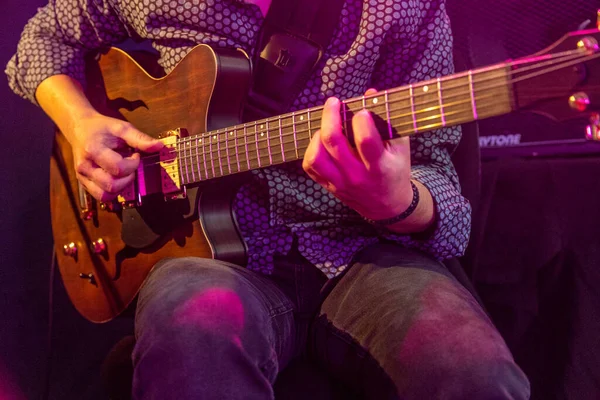 Uma Vista Perto Homem Usando Uma Camisa Tocando Uma Guitarra — Fotografia de Stock