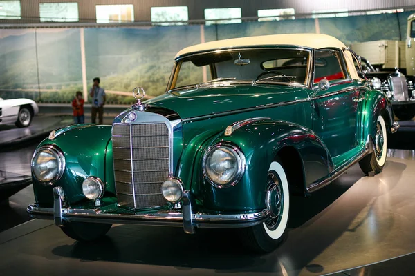 Stuttgart Γερμανία Ιουν 2015 Ένα Παλιό Μοντέλο Της Mercedes Benz — Φωτογραφία Αρχείου