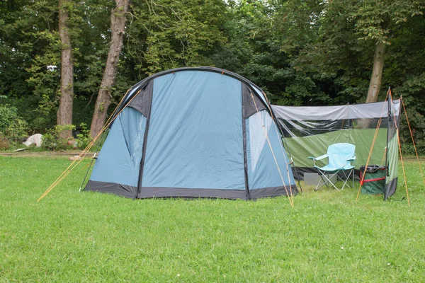 Primer Plano Una Carpa Azul Hierba Rodeada Árboles — Foto de Stock