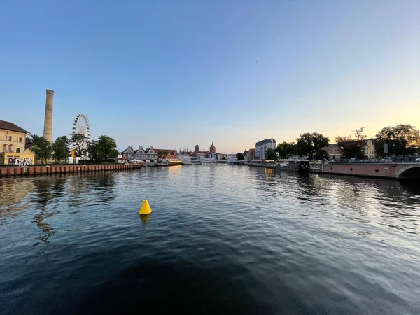 Una Bella Vista Acqua Riflettente Tra Lati Del Porto Case — Foto Stock