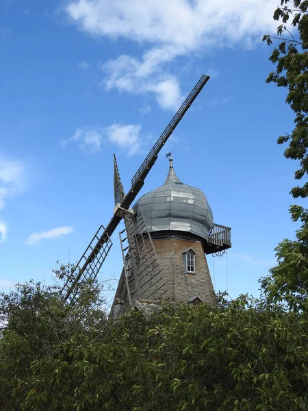 Disparo Vertical Molino Viento Bajo Cielo Azul Oland Suecia — Foto de Stock