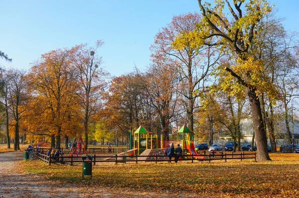 Poznan Polen Dezember 2015 Menschen Sitzen Herbst Auf Einem Spielplatz — Stockfoto