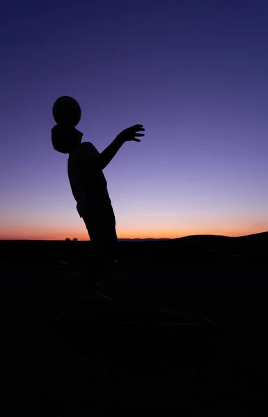Вертикальний Постріл Хлопчика Який Тримає Голові Під Час Заходу Сонця — стокове фото
