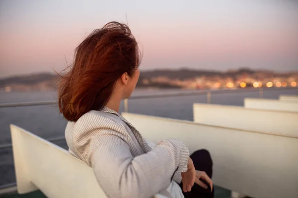 Een Blanke Vrouw Een Woonboot Bij Zonsondergang Spanje — Stockfoto