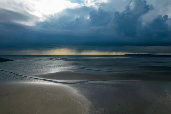 Krajina Pláži Obklopená Mořem Pod Zataženou Oblohou Bouřlivého Dne — Stock fotografie