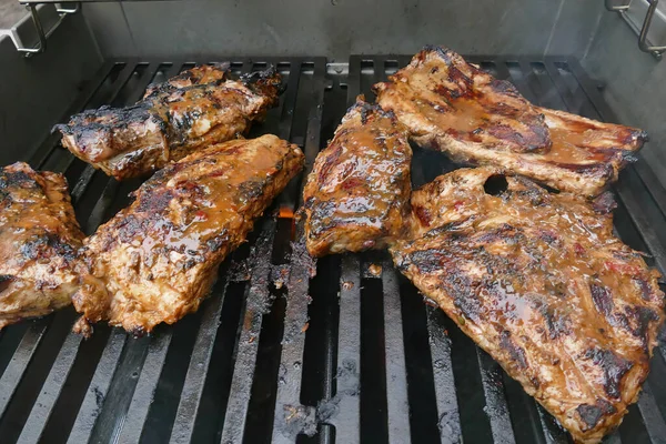 Een Shot Van Een Paar Sprankelende Varkensvlees Spareribs Een Zwart — Stockfoto