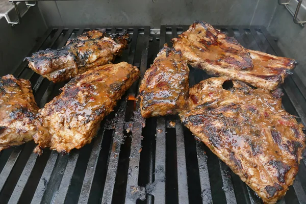 Plan Quelques Spareribs Porc Grillés Sur Une Surface Métallique Noire — Photo