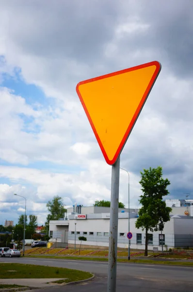 Disparo Vertical Una Señal Tráfico Amarillo Por Una Calle — Foto de Stock