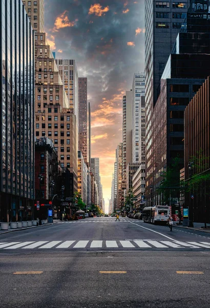 Colpo Verticale Una Strada Circondata Grattacieli Sotto Cieli Colorati — Foto Stock