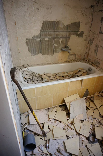 一座废弃建筑内的浴室的垂直照片 墙壁被毁了 — 图库照片