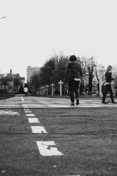 Egy Szürkeárnyalatú Felvétel Utcán Sétáló Emberekről — Stock Fotó