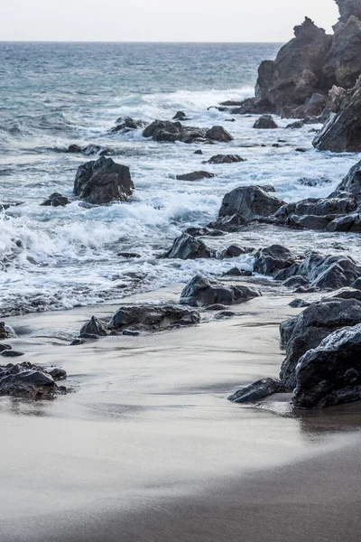 Een Verticaal Schot Van Een Wankele Kust Met Golvend Water — Stockfoto