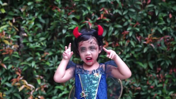 Srandovní Asijské Dívka Halloween Kostým Pózování Venku — Stock video