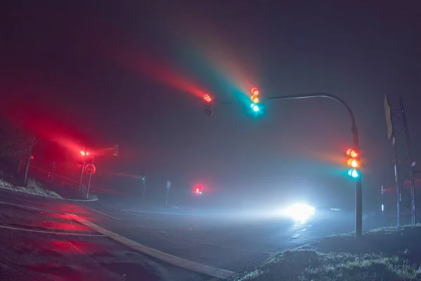 Φώτα Του Δρόμου Στο Ομιχλώδη Δρόμο Νύχτα — Φωτογραφία Αρχείου