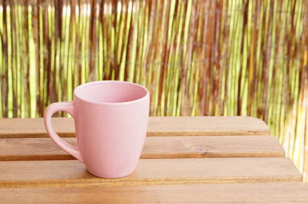 Una Toma Vertical Rosa Taza Mesa Madera Con Fondo Paja —  Fotos de Stock