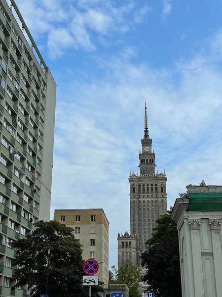 Вертикальный Снимок Парка Свентокшиских Варшаве Польша Между Зданием Голубым Небом — стоковое фото