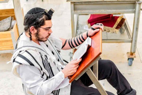 Young Jewish Man Wearing Shawl Learning Holy Tefillin Scriptures Western — Stock Photo, Image