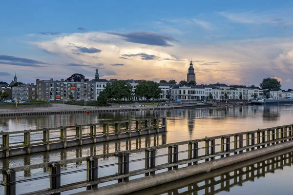 Kleurrijk Gloeiend Stadsgezicht Van Zutphen Nederland Met Daarboven Grote Cumulonimbus — Stockfoto