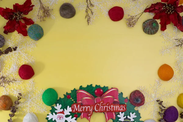 Una Colorida Composición Objetos Navideños Sobre Una Superficie Amarilla — Foto de Stock