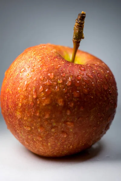 Plan Vertical Une Pomme Avec Des Gouttes Eau Isolées Sur — Photo