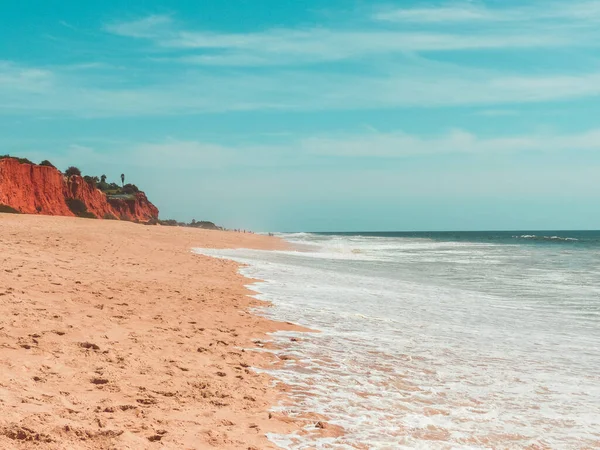 Uma Bela Foto Uma Praia Sendo Lavada Pelas Ondas Mar — Fotografia de Stock