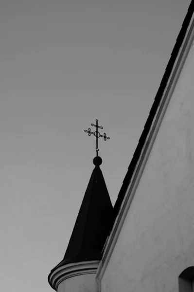 Çarmıhlı Eski Bir Kilise Kubbesinin Dikey Siyah Beyaz Görüntüsü — Stok fotoğraf