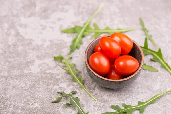 Primer Plano Pequeño Tazón Tomates Romaníes Con Hojas — Foto de Stock