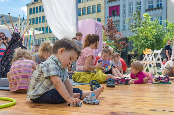 Poznan Polska Cze 2016 Młody Chłopiec Bawiący Się Zabawką Dziecięcej — Zdjęcie stockowe