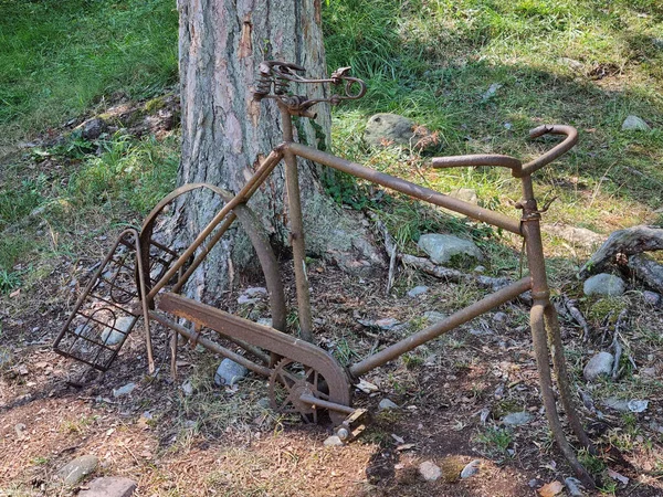 Tiro Close Uma Bicicleta Velha Enferrujada Sem Rodas Apoiada Uma — Fotografia de Stock