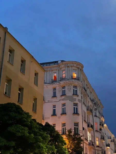 Colpo Verticale Bel Palazzo Architettura Notte Sotto Cielo Blu — Foto Stock