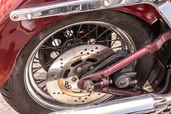 Santa Cruz Tenerife Spain Jul 2021 一辆装有制动盘的摩托车后轮的特写镜头 — 图库照片
