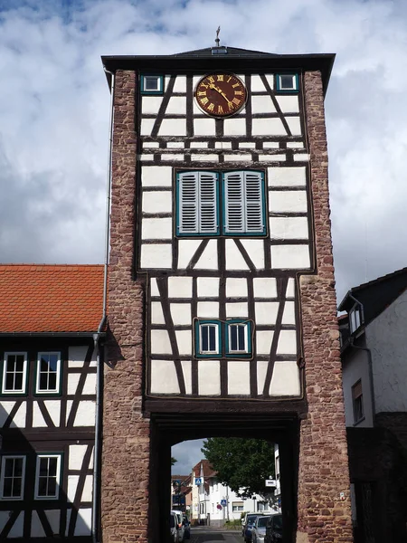 德国黑森市一座带有钟表的半木制建筑的垂直镜头 — 图库照片