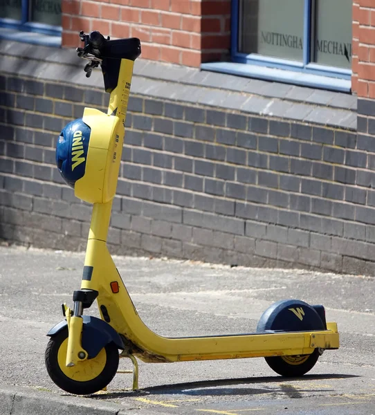 Nottingham Reino Unido Junho 2021 Tiro Vertical Uma Scooter Elétrica — Fotografia de Stock