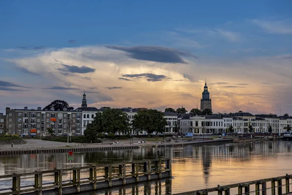 Cidade Temperamental Zutphen Holanda Com Grande Nuvem Chuva Cumulonimbus Subindo — Fotografia de Stock