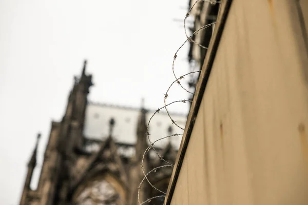 Tiro Seletivo Foco Cercas Cravadas Com Janelas Catedral Colônia Fundo — Fotografia de Stock