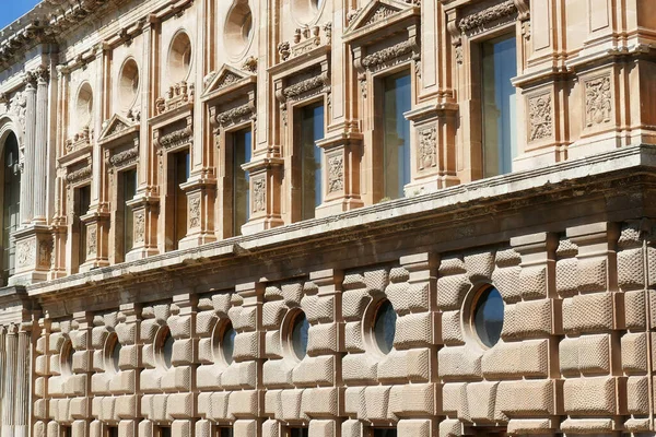スペインのグラナダのアルハンブラ宮殿複合体の外壁のショット — ストック写真