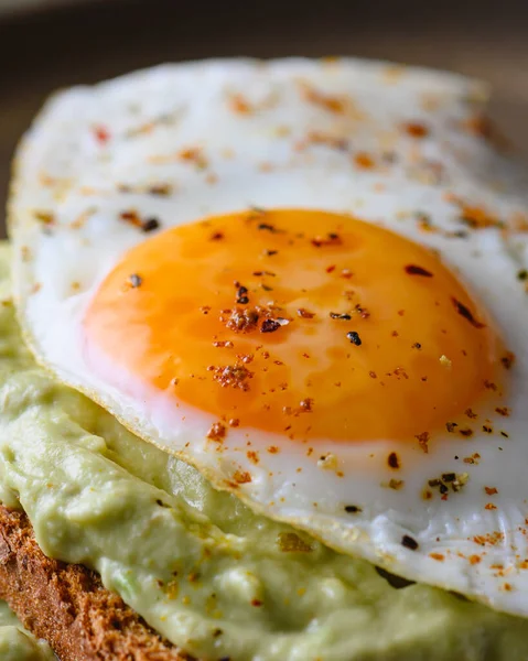 Vertikal Närbild Läcker Stekt Ägg Med Krydda Det Avokado Toast — Stockfoto