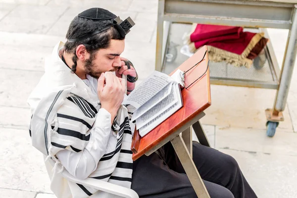 Young Jewish Man Western Wall Jerusalem Kissing Tzitzit His Mantle — Stock Photo, Image