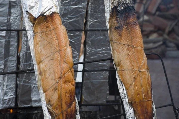 Een Selectie Van Zalmsteaks Een Grill Argentijnse Stijl — Stockfoto