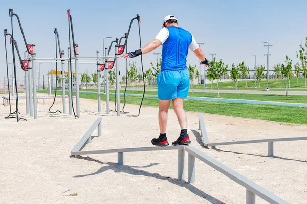 Jeune Sportif Déterminé Short Bleu Entraînement Chemise Sur Sentier Remise — Photo