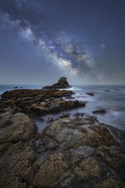 Eine Vertikale Aufnahme Eines Ozeans Und Felsen Unter Dem Magischen — Stockfoto